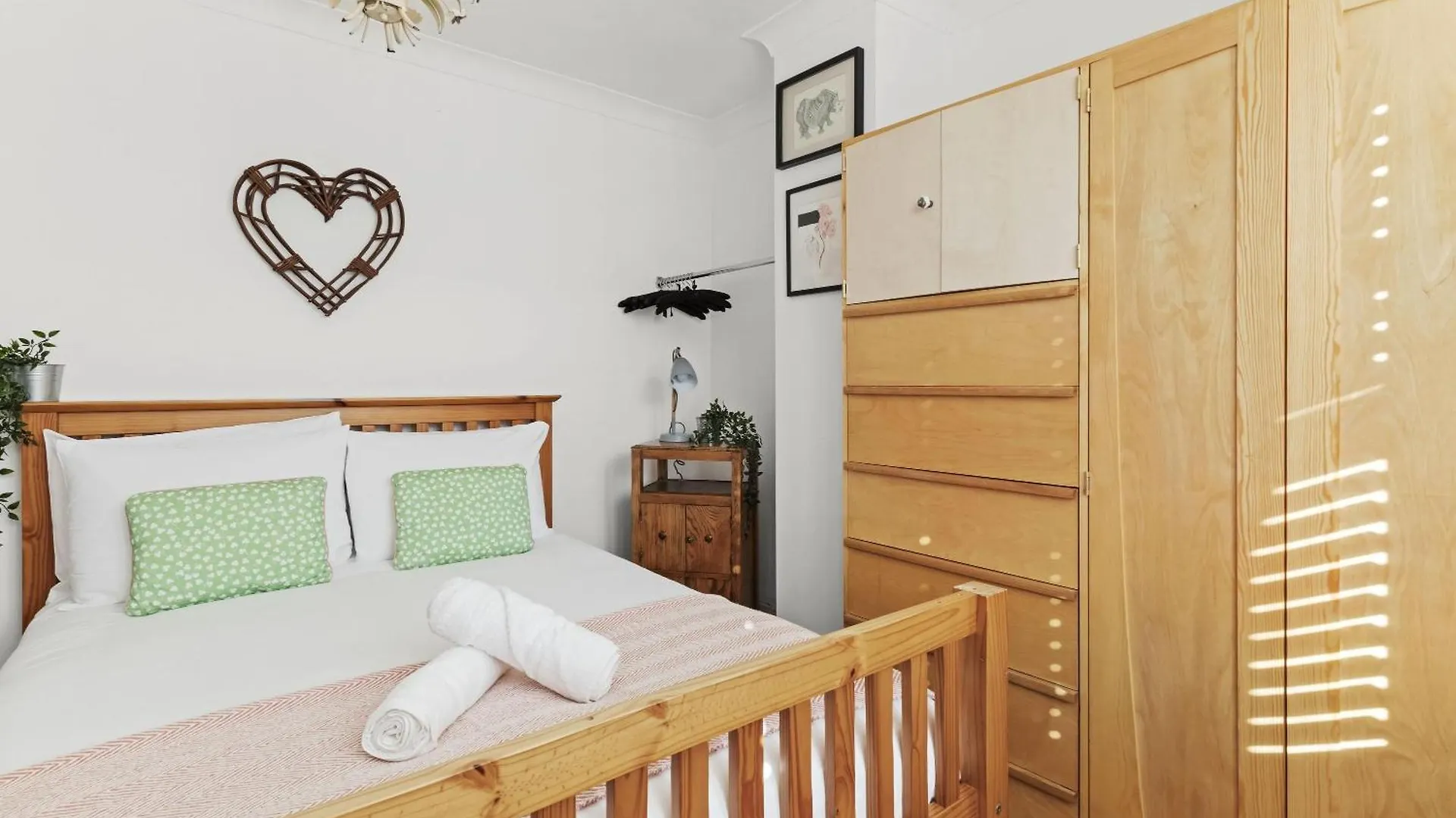 Rosey Cosy Cottage With Garden By My Getaways Brighton