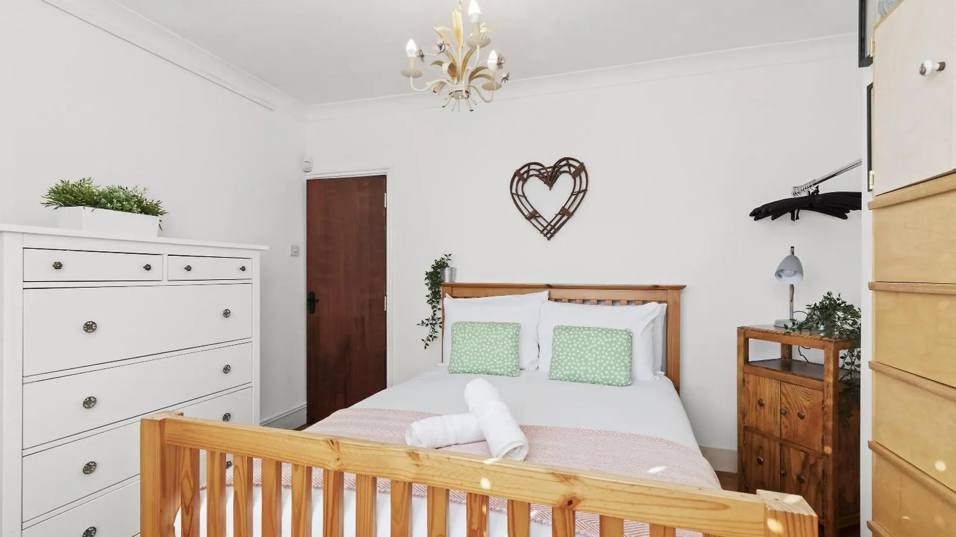 Rosey Cosy Cottage With Garden By My Getaways Brighton